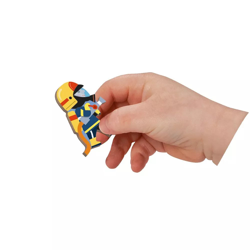 Bambino tiene in mano un magnete del Libro Magnetico Pompieri Janod