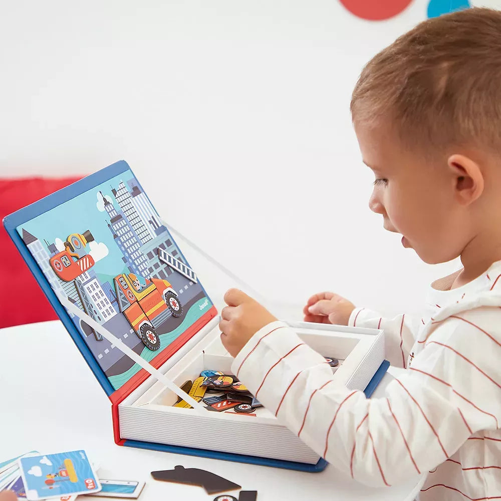 Bambino gioca con il Libro Magnetico Pompieri Janod