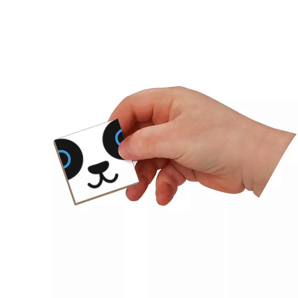 Bambino tiene in mano un pezzo del Libro Magnetico Mix & Match Janod