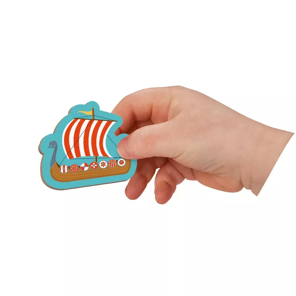 Bambino tiene in mano un magnete del Libro Magnetico Storia Janod