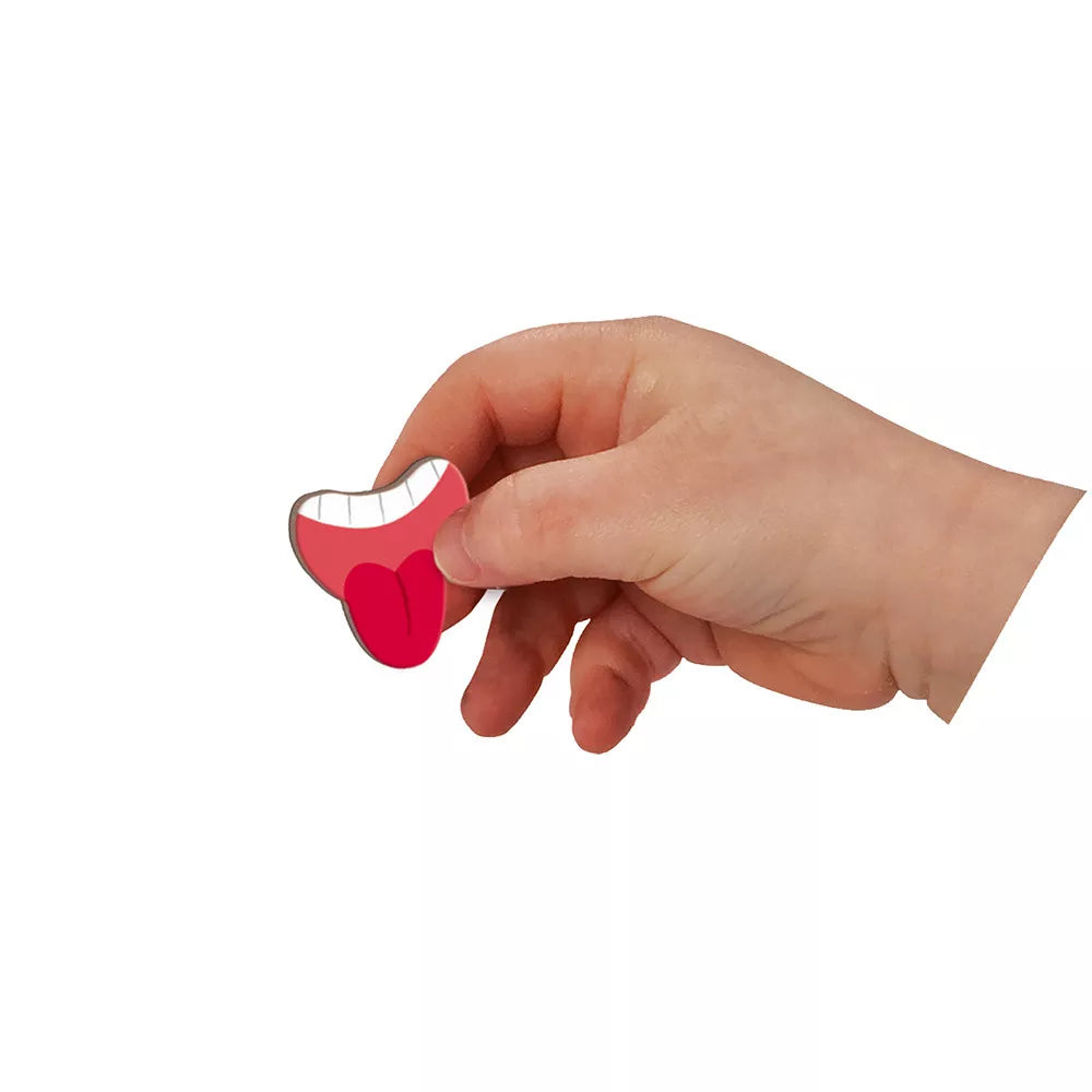 Bambina tiene in mano un magnete del Libro Magnetico Facce Buffe Rosa Janod