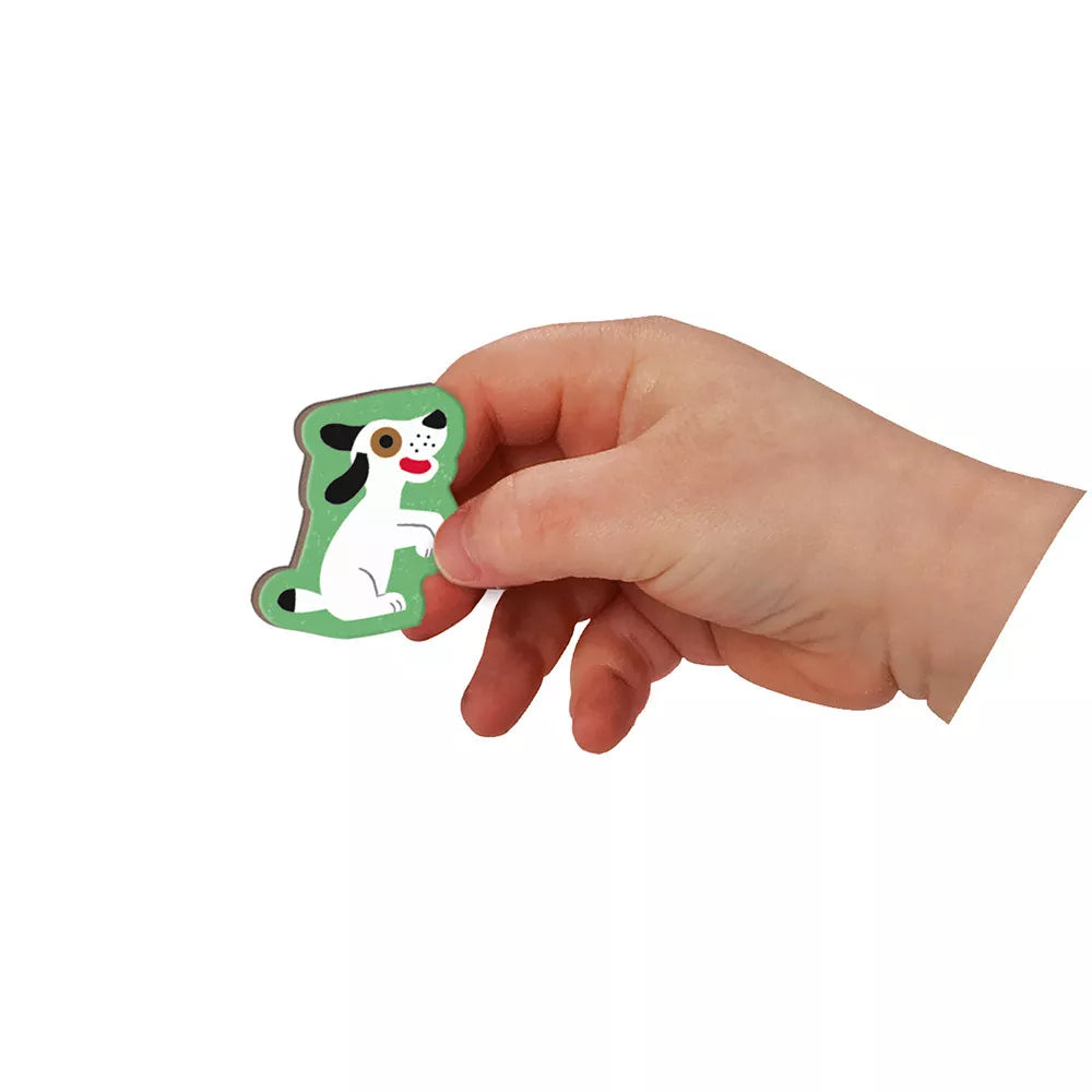 Bambina tiene in mano un magnete del Libro Magnetico Principesse Janod