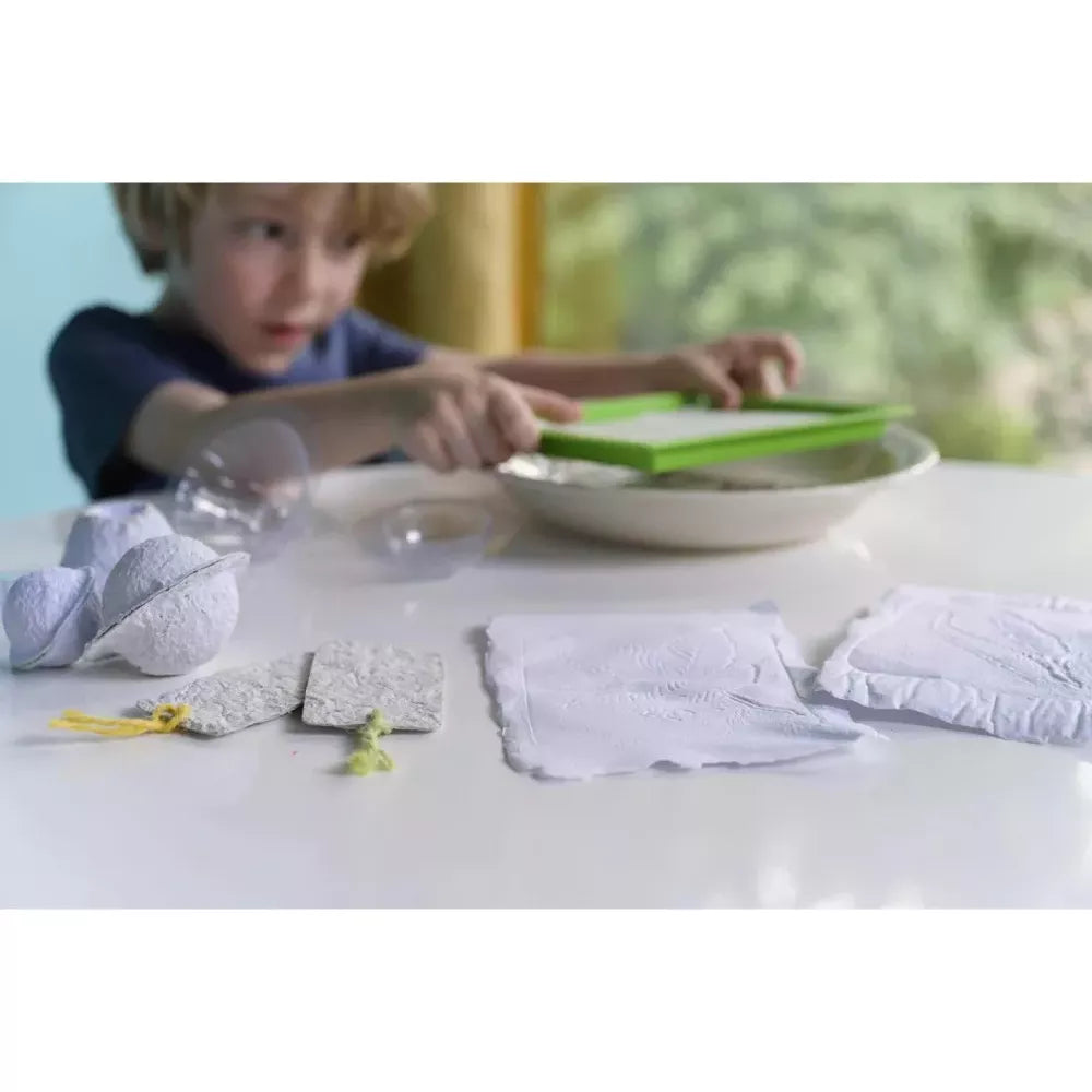 Bambino usa la Fabbrica della Carta 4M