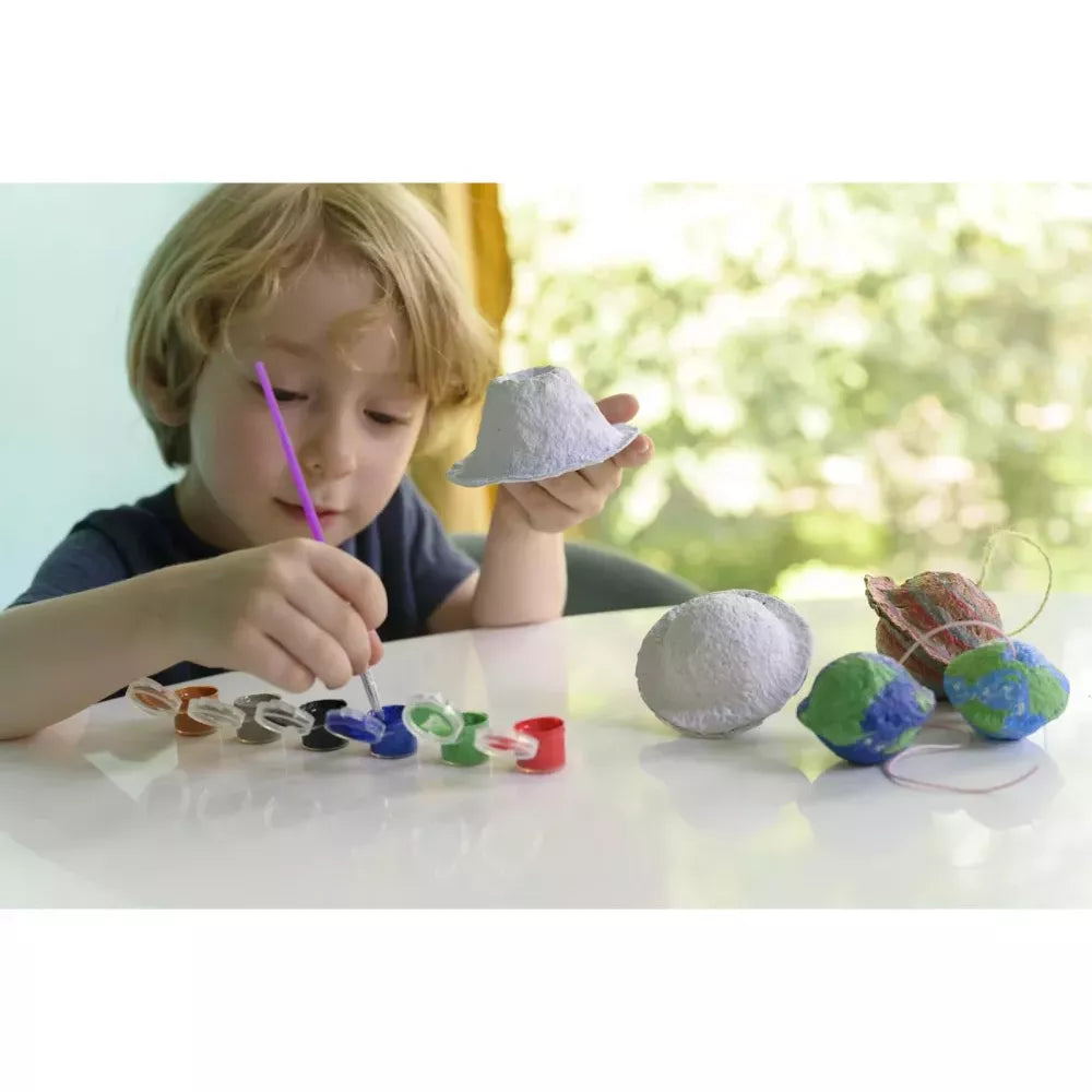 Bambino dipinge i soggetti realizzati con la Fabbrica della Carta 4M