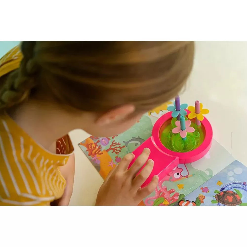 Bambina usa il set Disegna con i Cerchi 4M