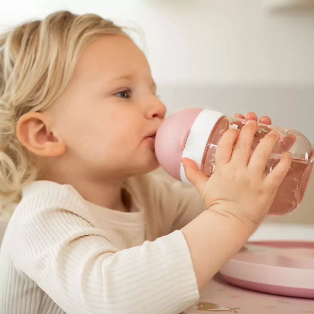 Bambina beve dalla Prima Borraccia con Cannuccia Little Dutch Fairy Garden