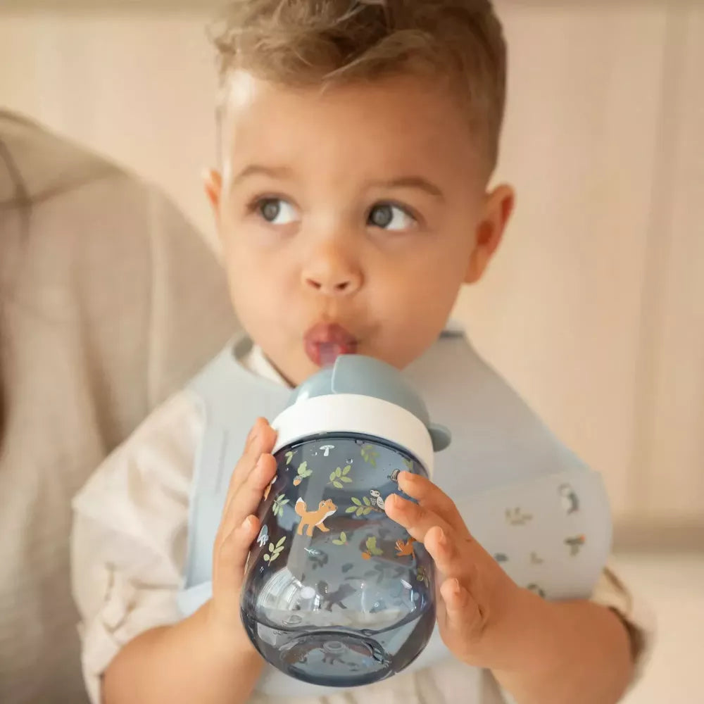 Bambino beve dalla Prima Borraccia con Cannuccia Little Dutch Forest Friends