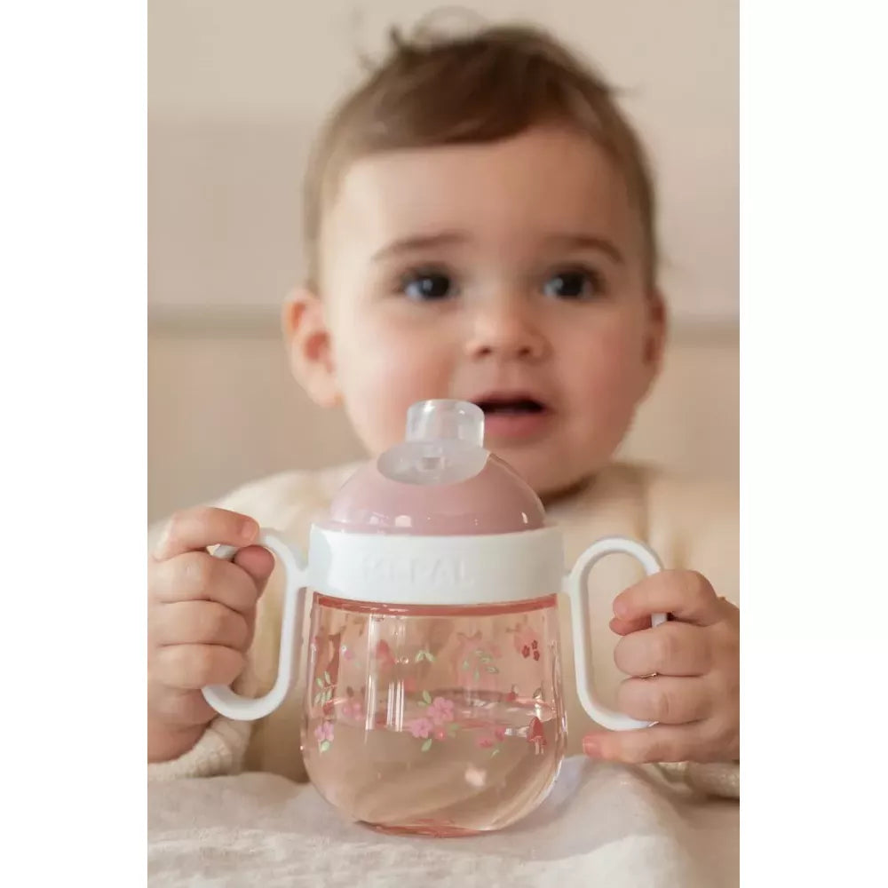 Bambina usa la Tazza Anti Goccia Little Dutch Fairy Garden