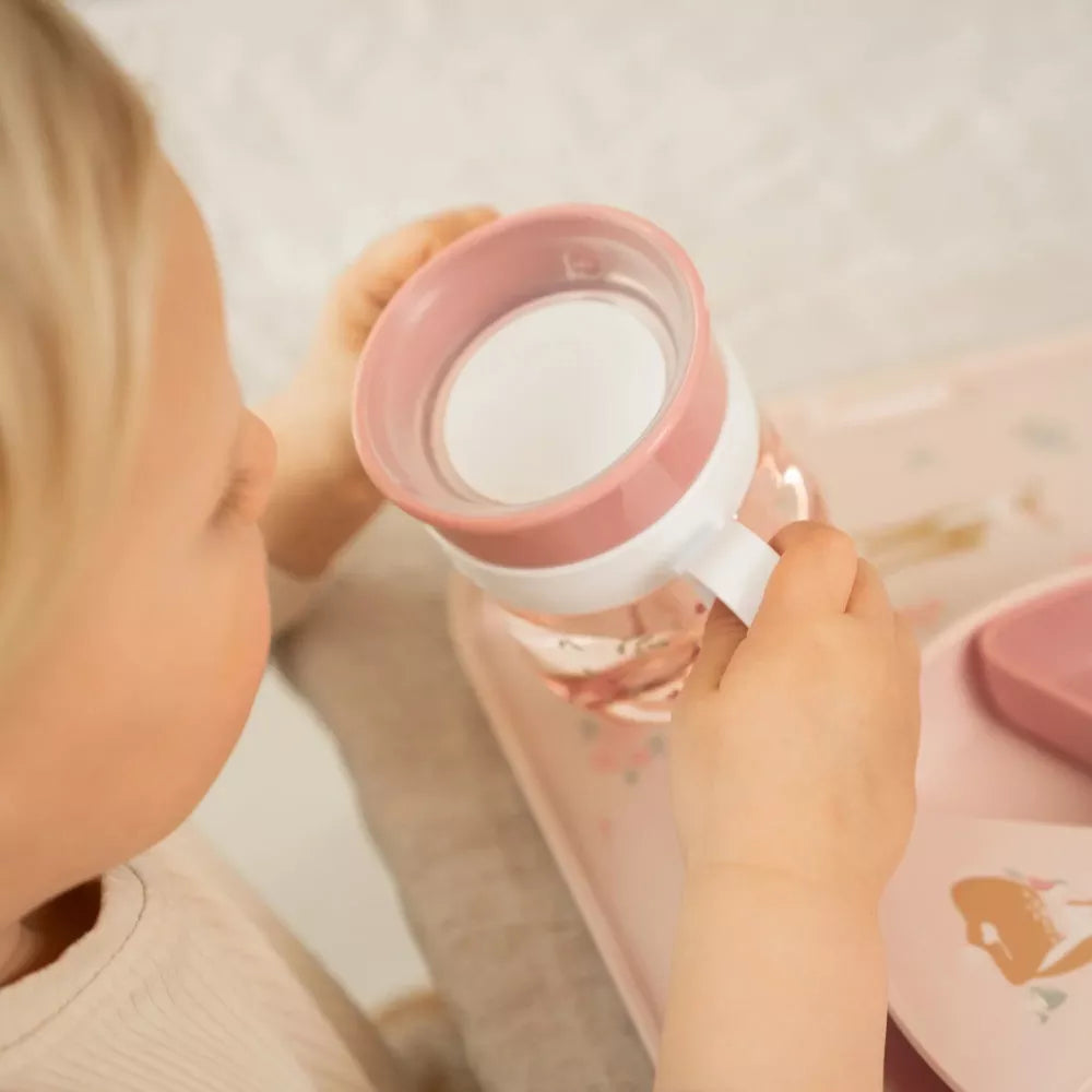 Bambina con la Tazza d'Apprendimento Little Dutch Fairy Garden in mano