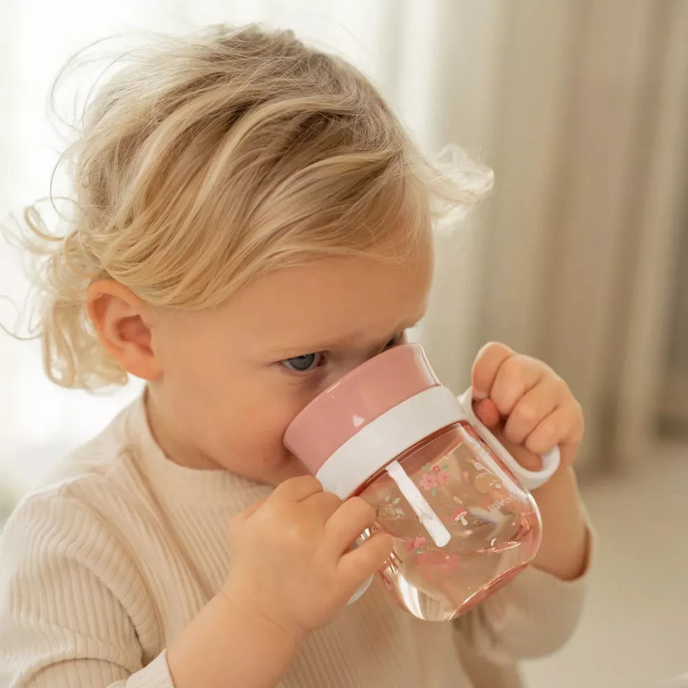 Bambina beve dalla Tazza d'Apprendimento Little Dutch Fairy Garden