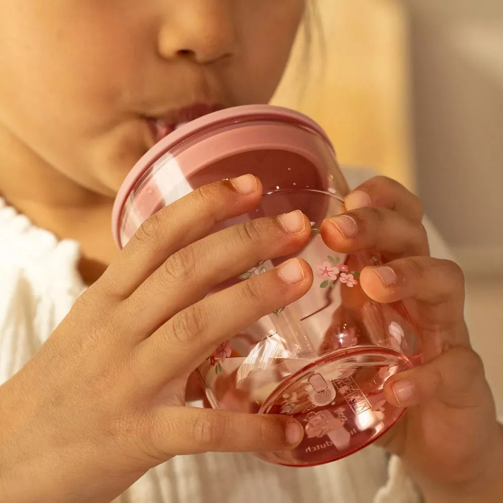 Bambina beve dal Bicchiere con Cannuccia Little Dutch Fairy Garden