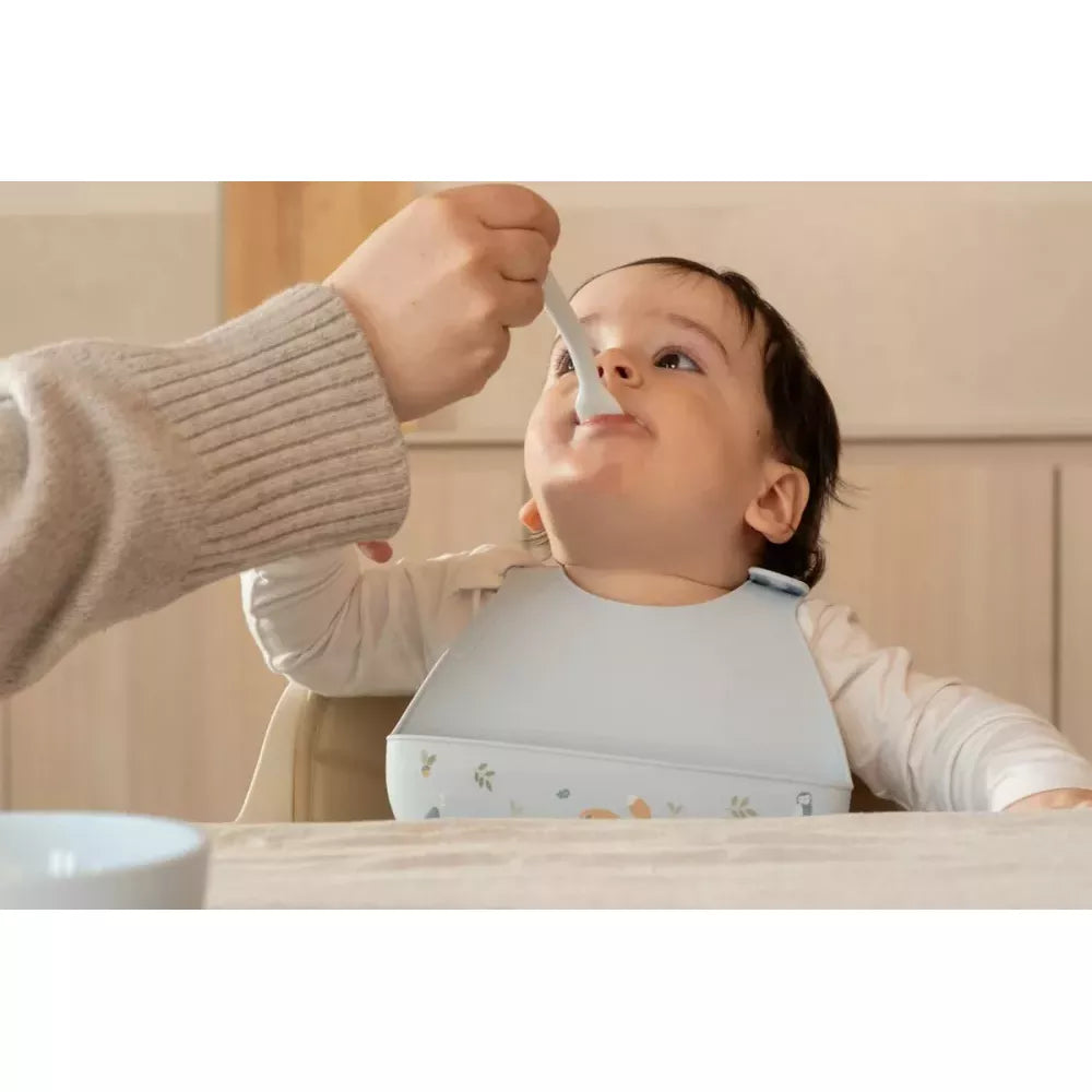Bambino viene imboccato con il Set Cucchiaini Little Dutch Forest Friends