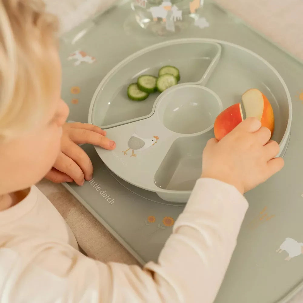 Bambino mangia dal piatto sulla Tovaglietta Rigida Little Dutch Little Farm