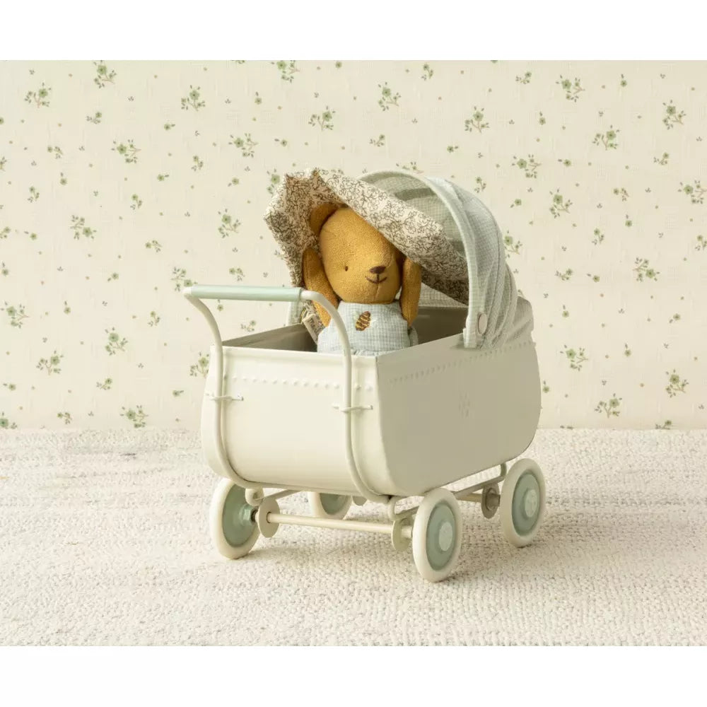 Carrozzina Celeste Maileg con coniglietto