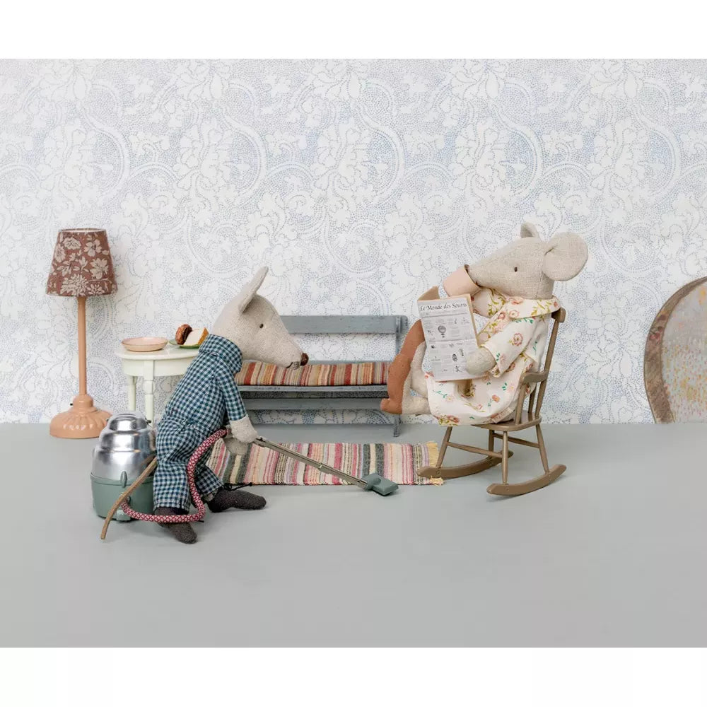 Scenetta d'esempio con l'Aspirapolvere Topo Maileg