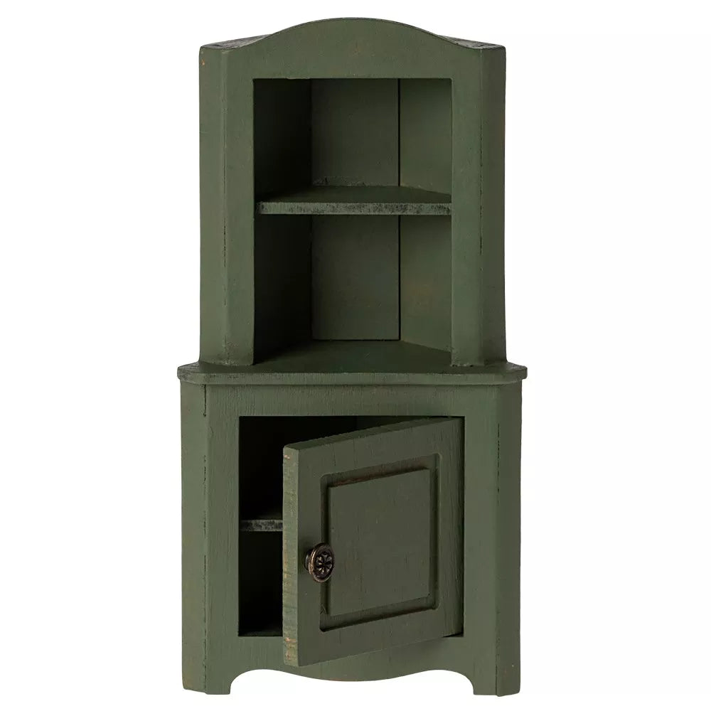 Credenza ad Angolo Verde Topo Maileg con sportello aperto