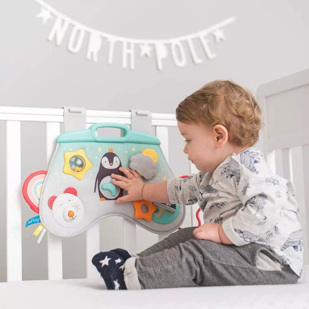 Bambino gioca con il Pannello Attività Sensoriali North Pole Taf Toys