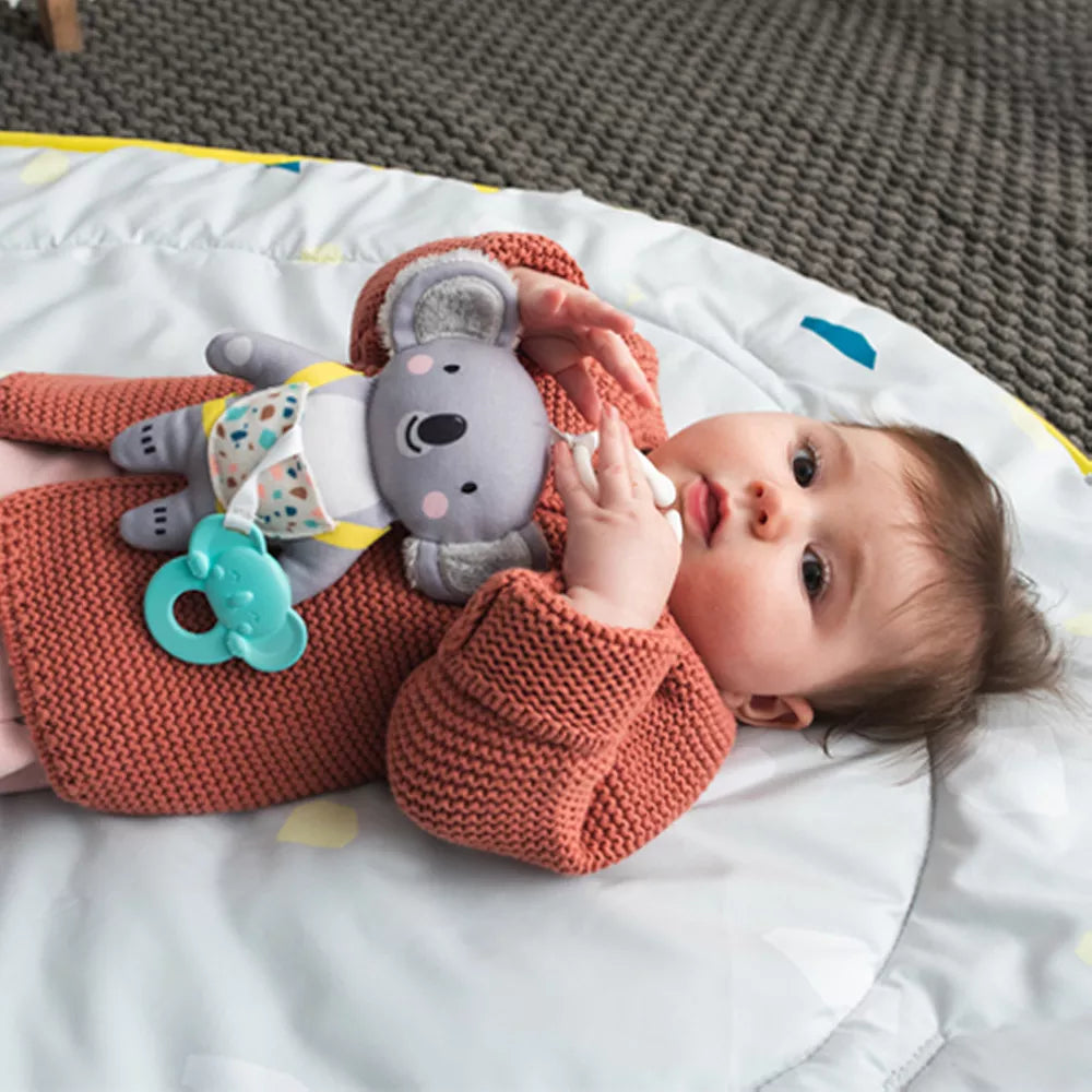 Bambino gioca con il Sonaglio da Appendere Kimmy Koala Taf Toys