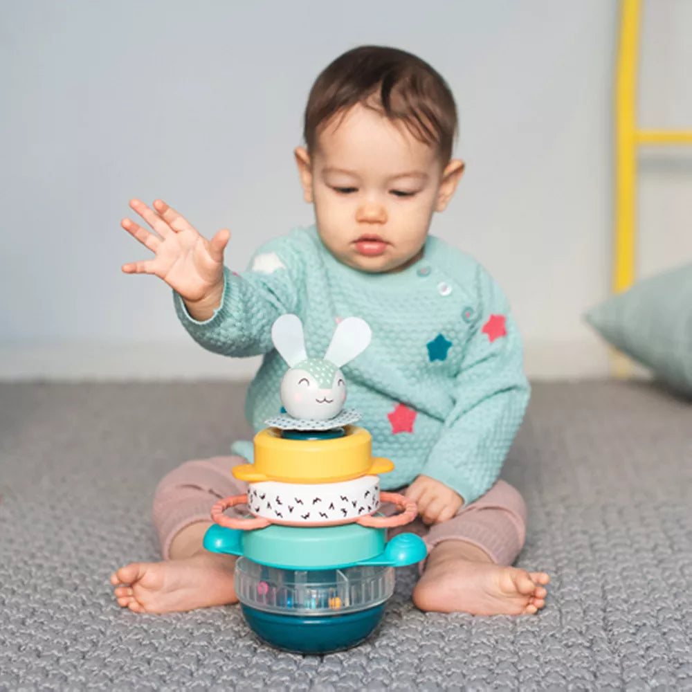 Bambino gioca con Impilabile Hunny Bunny Taf Toys