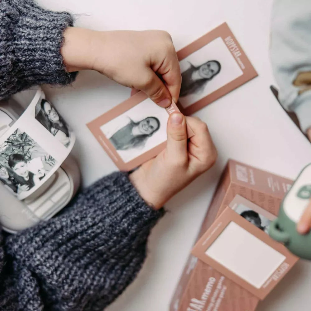 Gioco del Memory Hoppstar bambino che usa il memory