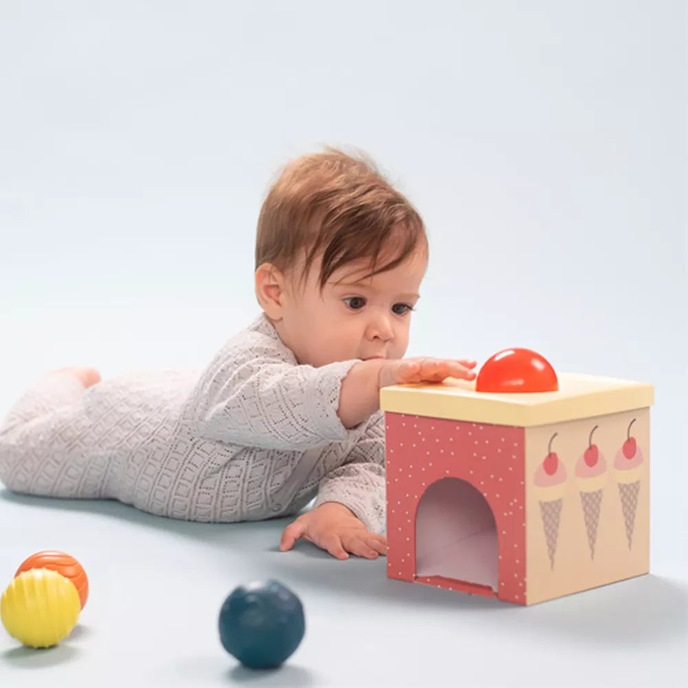Bambino gioca con i Cubi Impilabili con Palline Taf Toys
