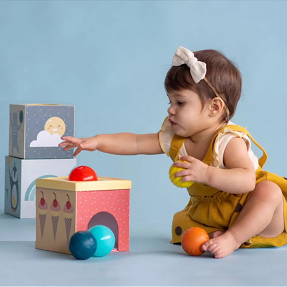 Bambina gioca con i Cubi Impilabili con Palline Taf Toys