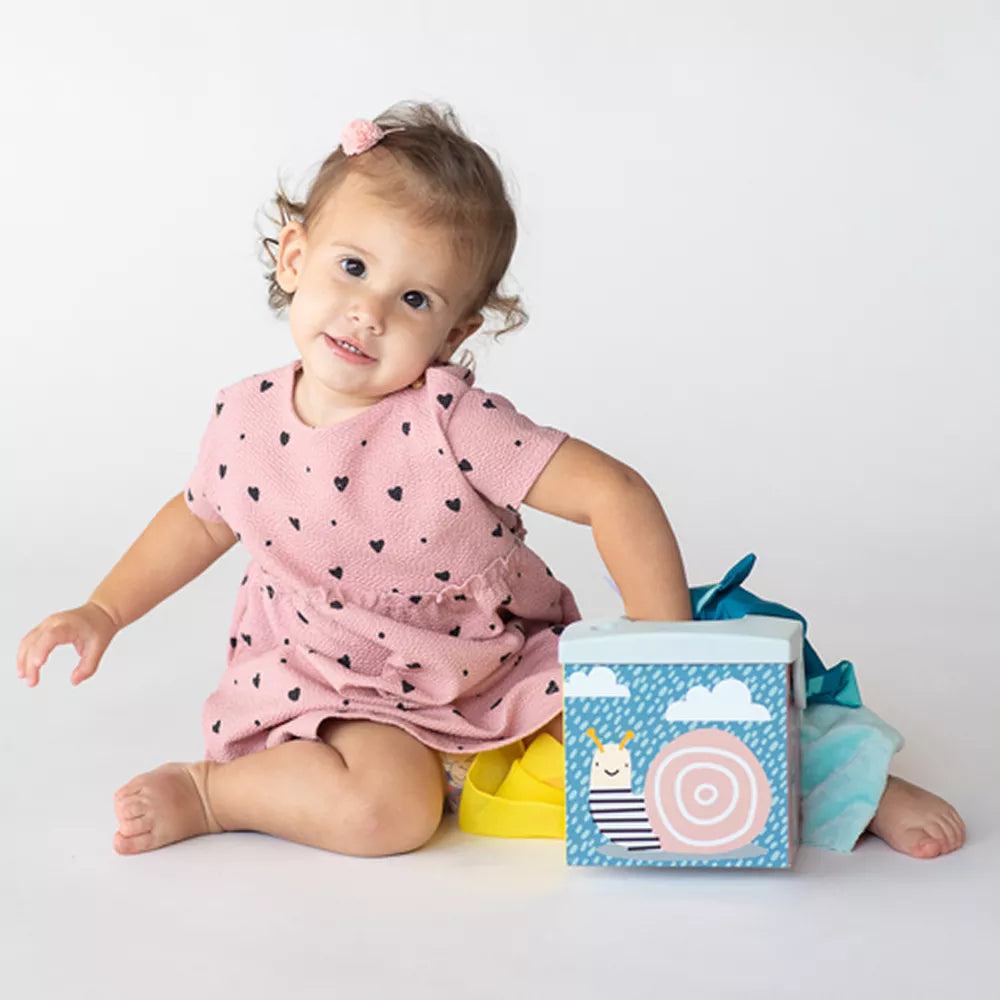 Bambina gioca con la Scatola di Fazzoletti Kimmy Koala Taf Toys