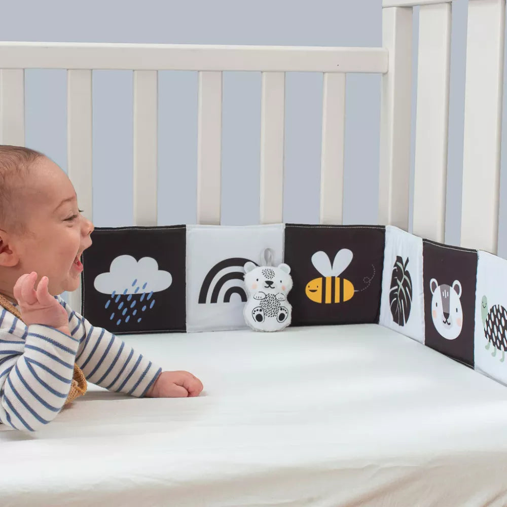 Bambino guarda il Libro in Stoffa Bianco e Nero Taf Toys nel lettino