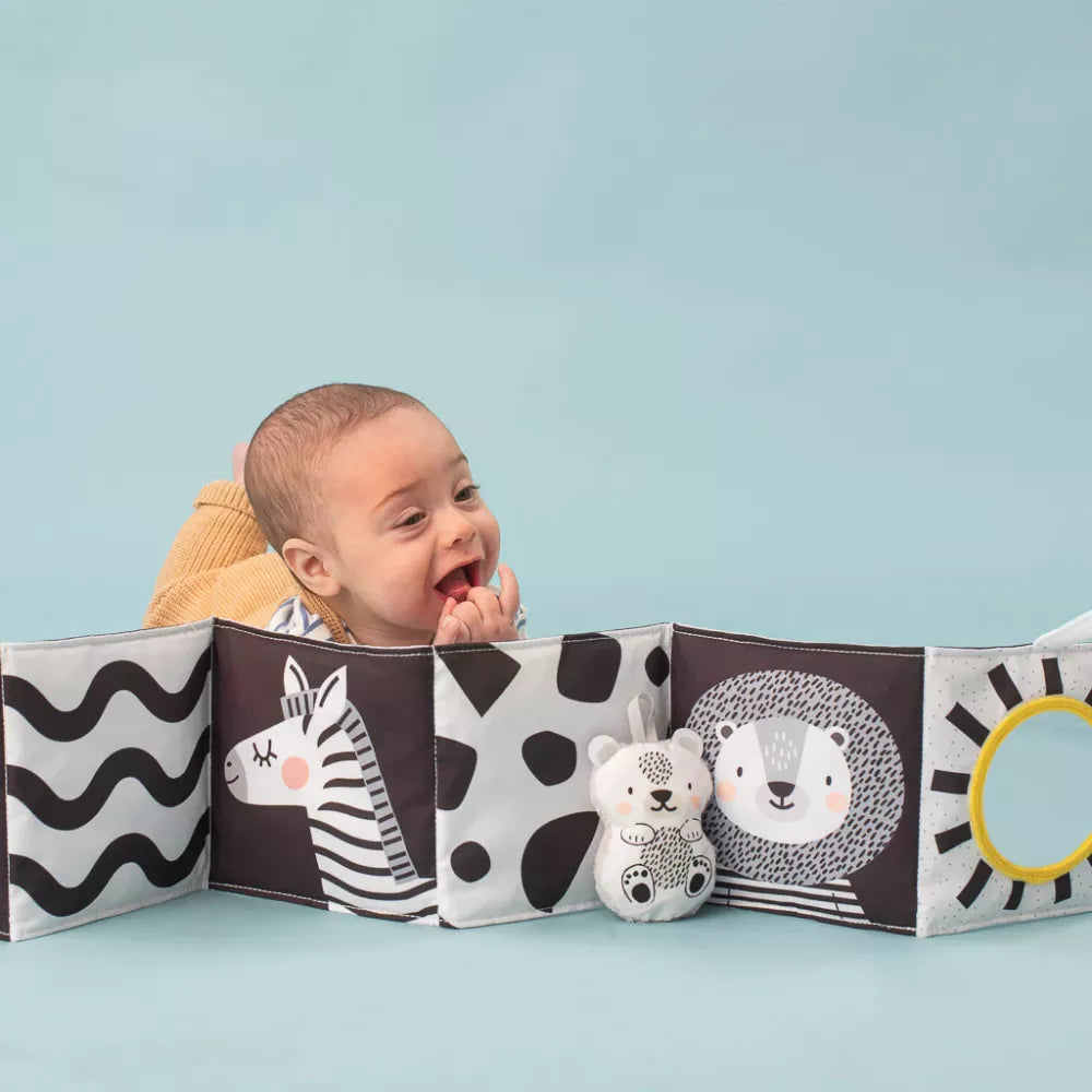 Bambino guarda il Libro in Stoffa Bianco e Nero Taf Toys