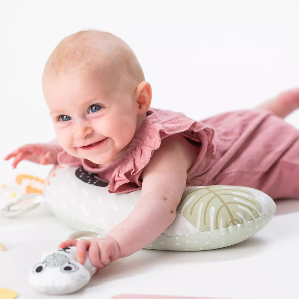 Bambina gioca con gli accessori del Cofanetto Nascita Hello Baby Taf Toys