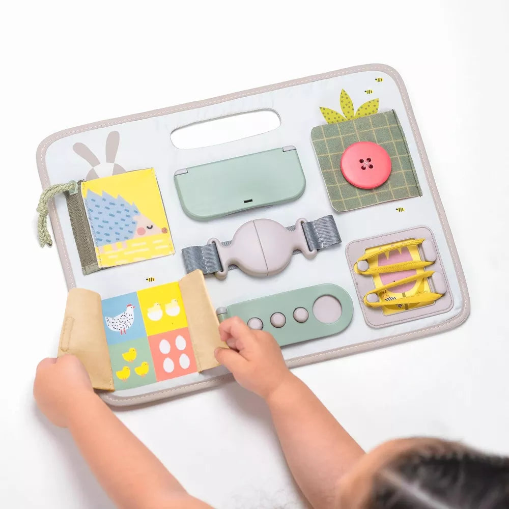 Bambina gioca con il Pannello Motricità Fine Taf Toys