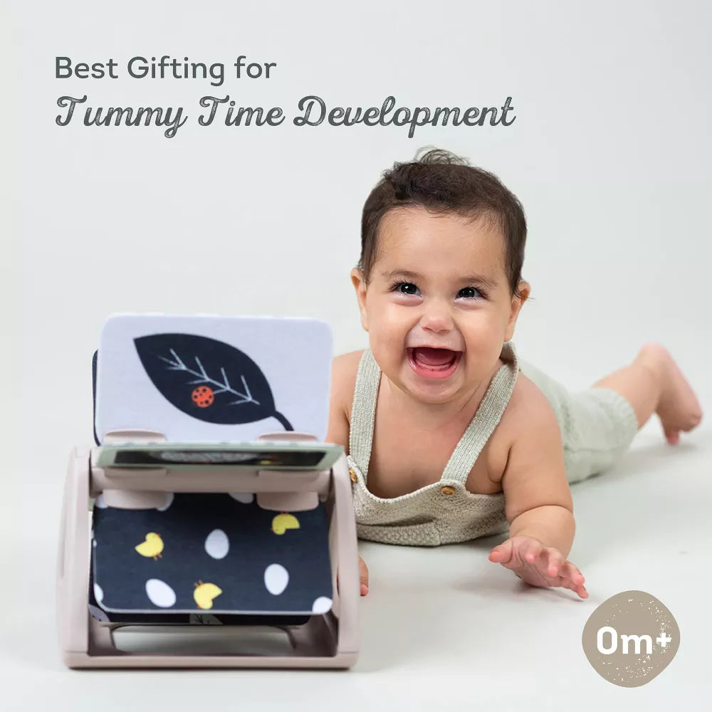 Bambino gioca con il Libro Bianco e Nero Tummy Time Taf Toys