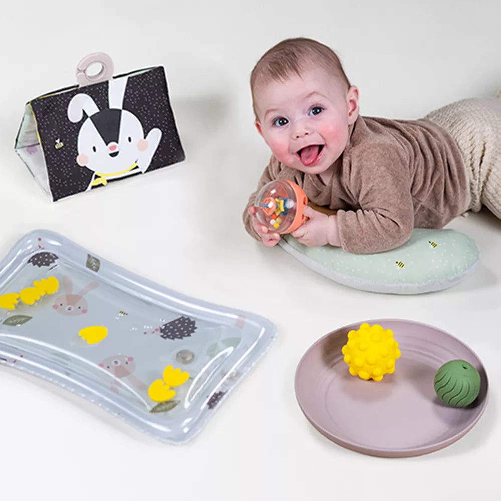 Bambino gioca con Giochi Essenziali per il Tummy Time