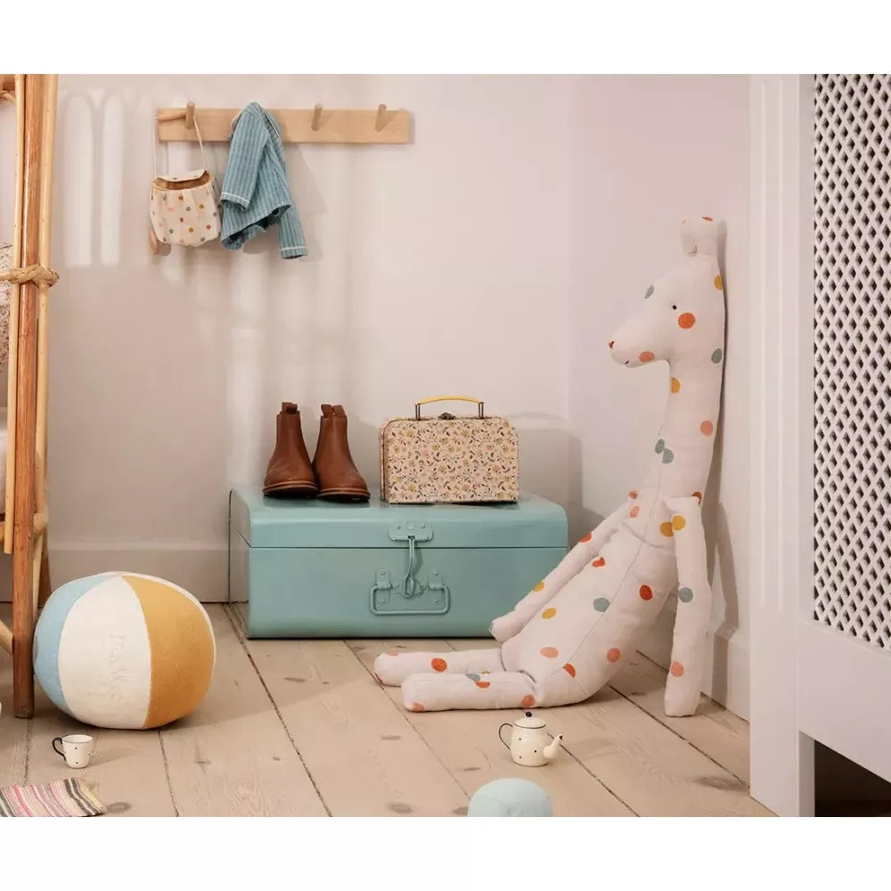 Peluche Giraffa Grande a Pois Maileg seduta a terra in casa