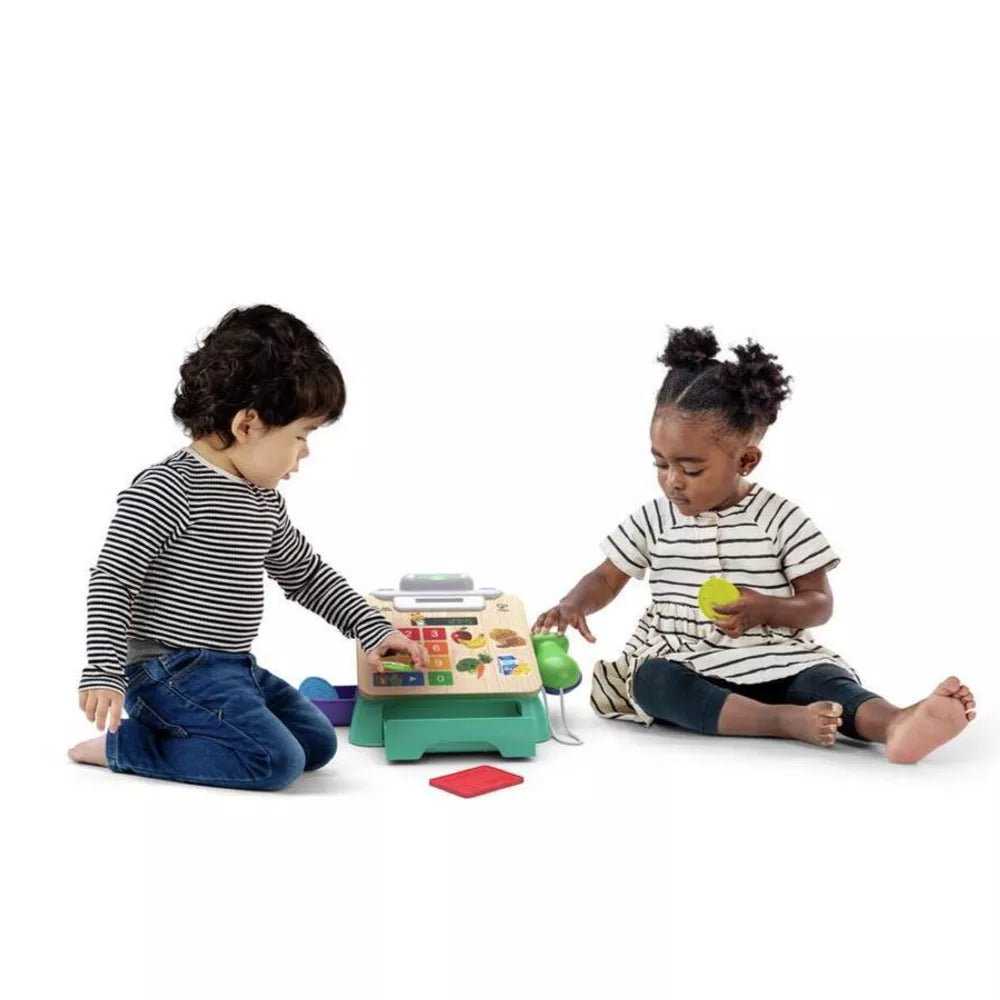 Bambini che giocano con il Registratore di Cassa dal Tocco Magico Hape