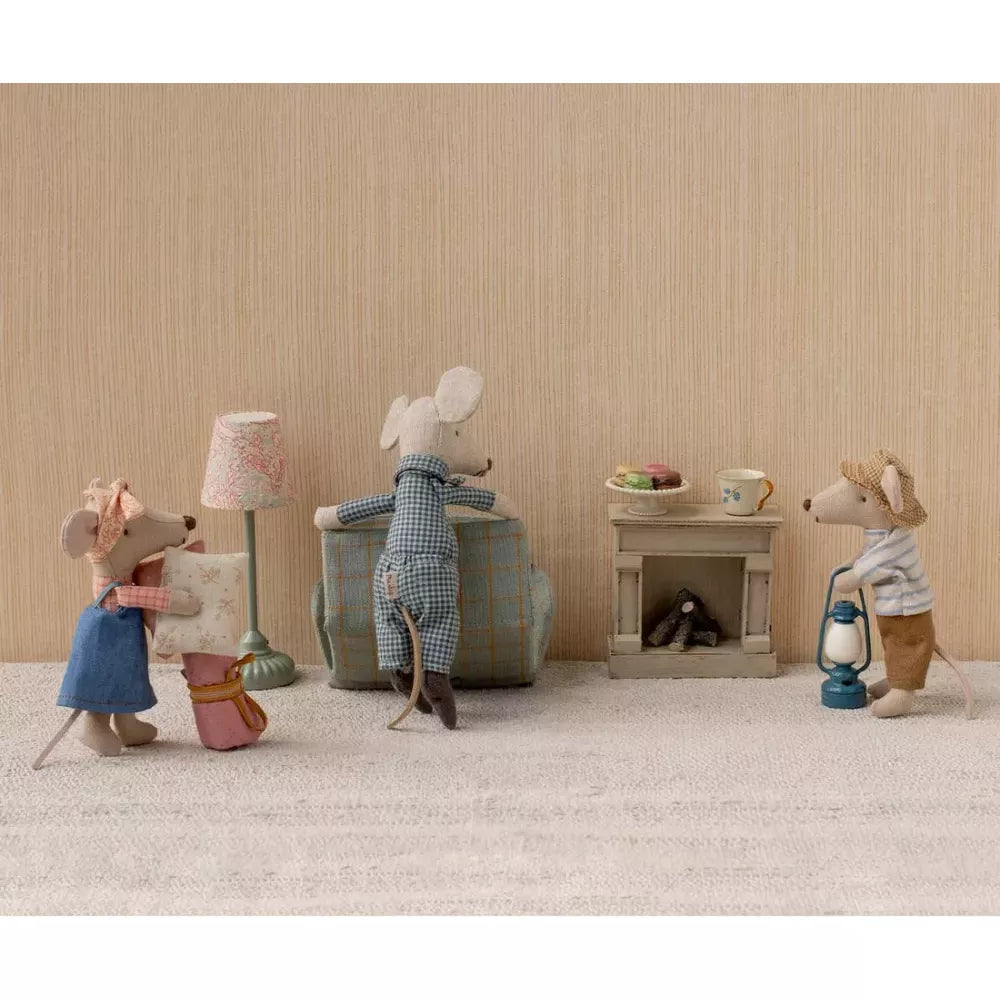 Diorama con Topo Escursionista con Maglia Celeste Maileg
