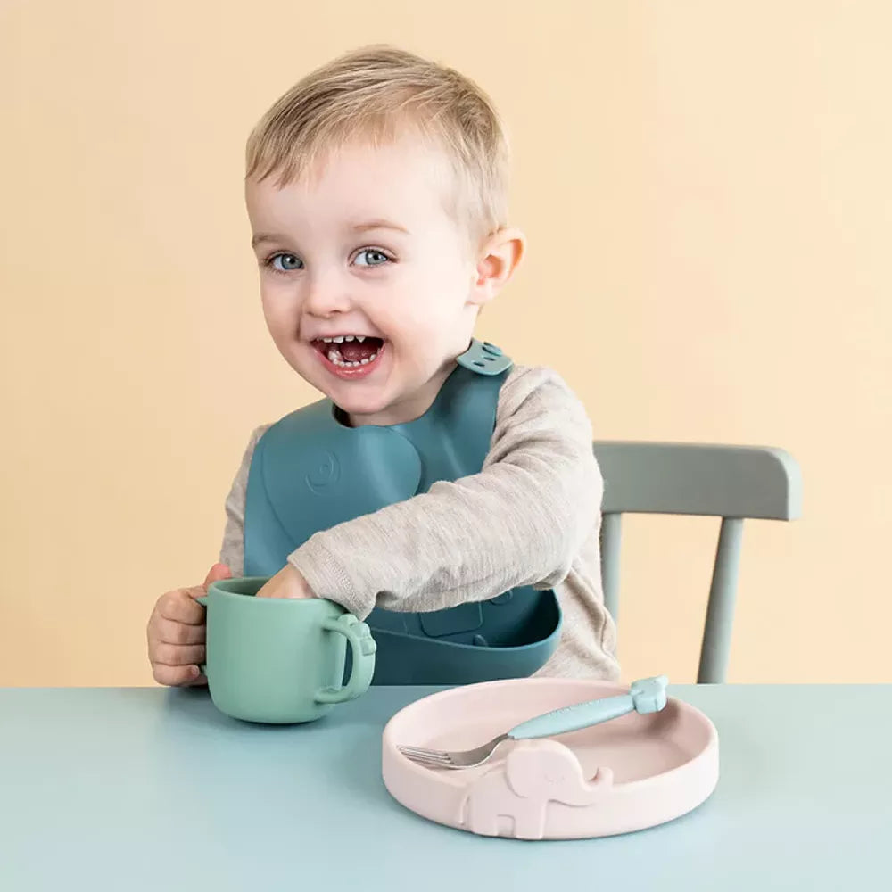 Tazza con Manici Peekaboo Done by Deer Verde a tavola con bambino