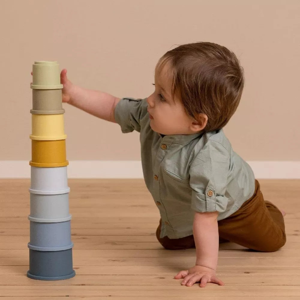 Bambino gioca con le Tazze Impilabili Blu Little Dutch