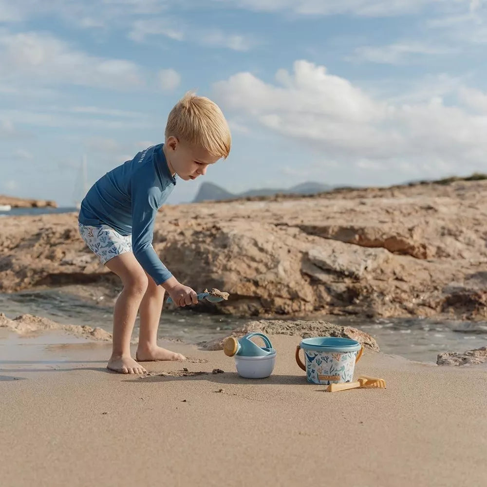 Bambino che gioca con Set da Spiaggia Little Dutch Blu