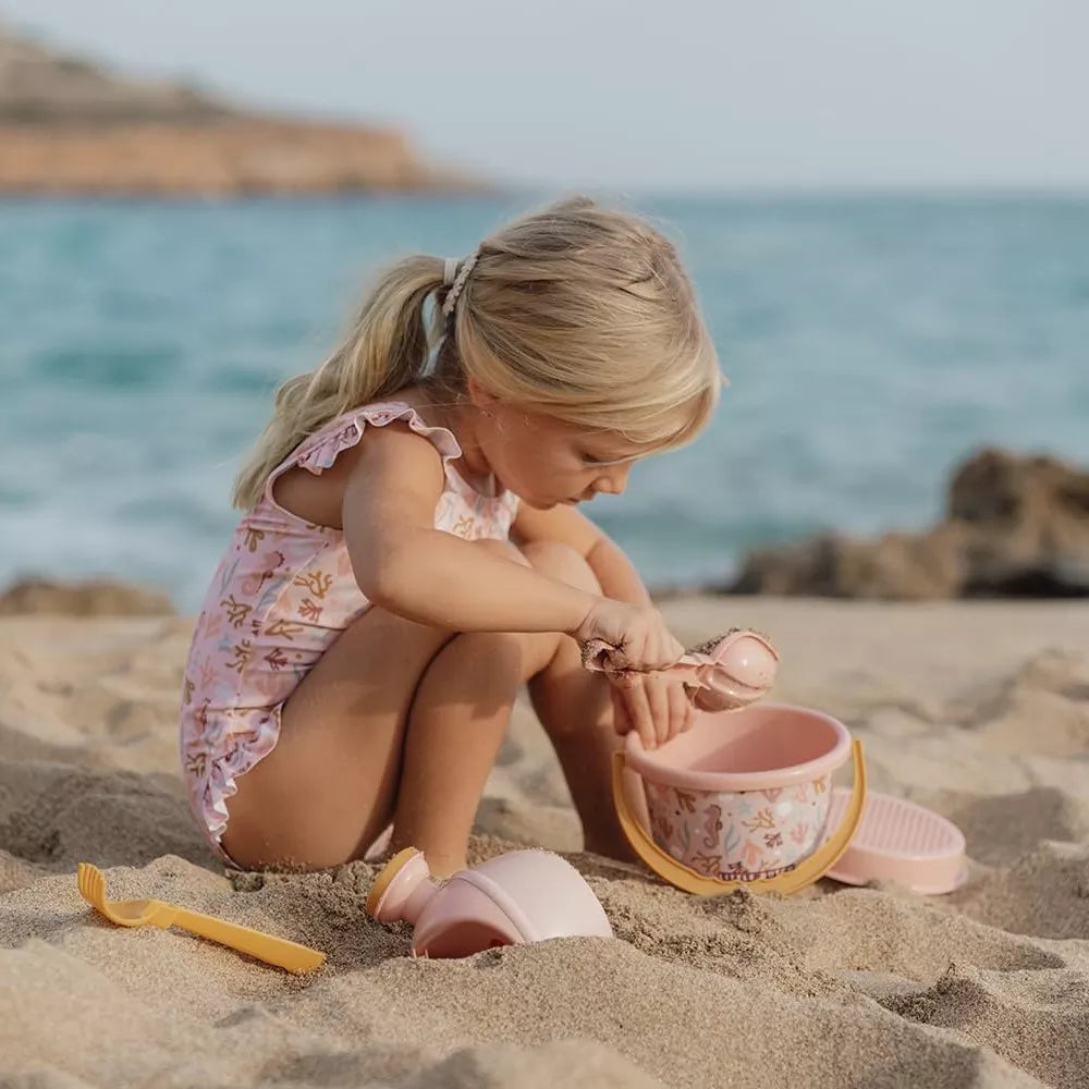 Bambina che Gioca con Set da Spiaggia Little Dutch Rosa