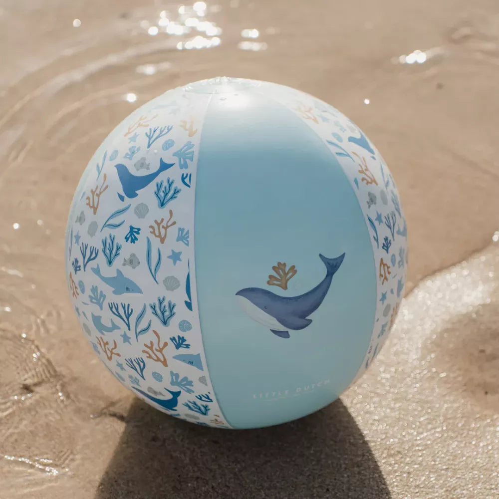 Palla da Spiaggia Little Dutch Ocean Dreams Blue in riva al mare