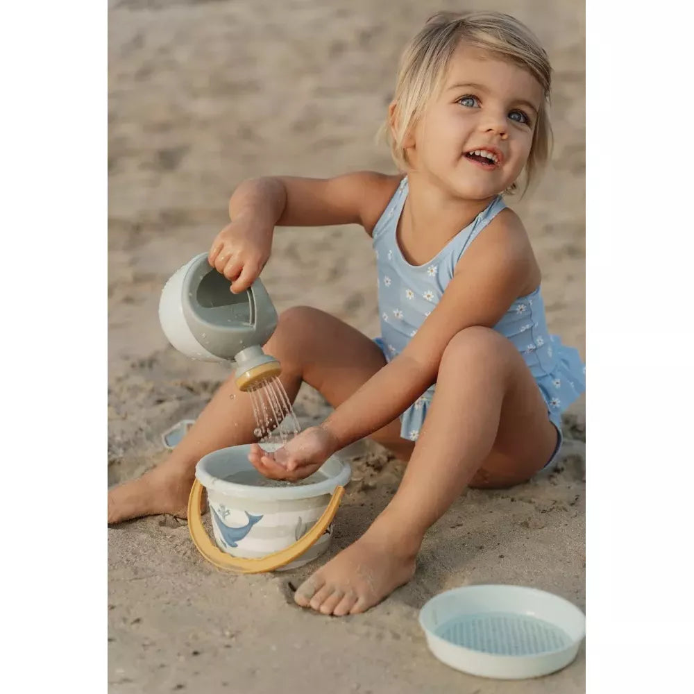 Bambina che gioca con Set da Spiaggia Little Dutch Verde