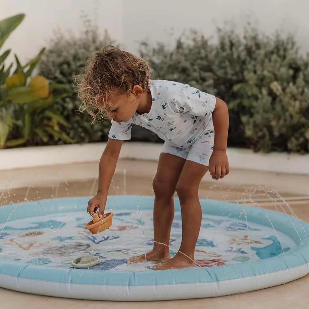 Bambino con le barchette sul Tappeto Mille Spruzzi Little Dutch Blu