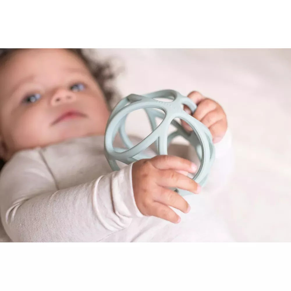 Bambino tiene in mano la Pallina da Afferrare in Silicone Little Dutch Blu
