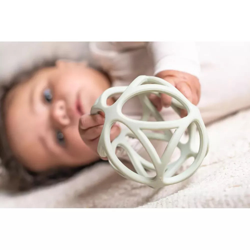 Bambino tiene in mano la Pallina da Afferrare in Silicone Little Dutch Verde