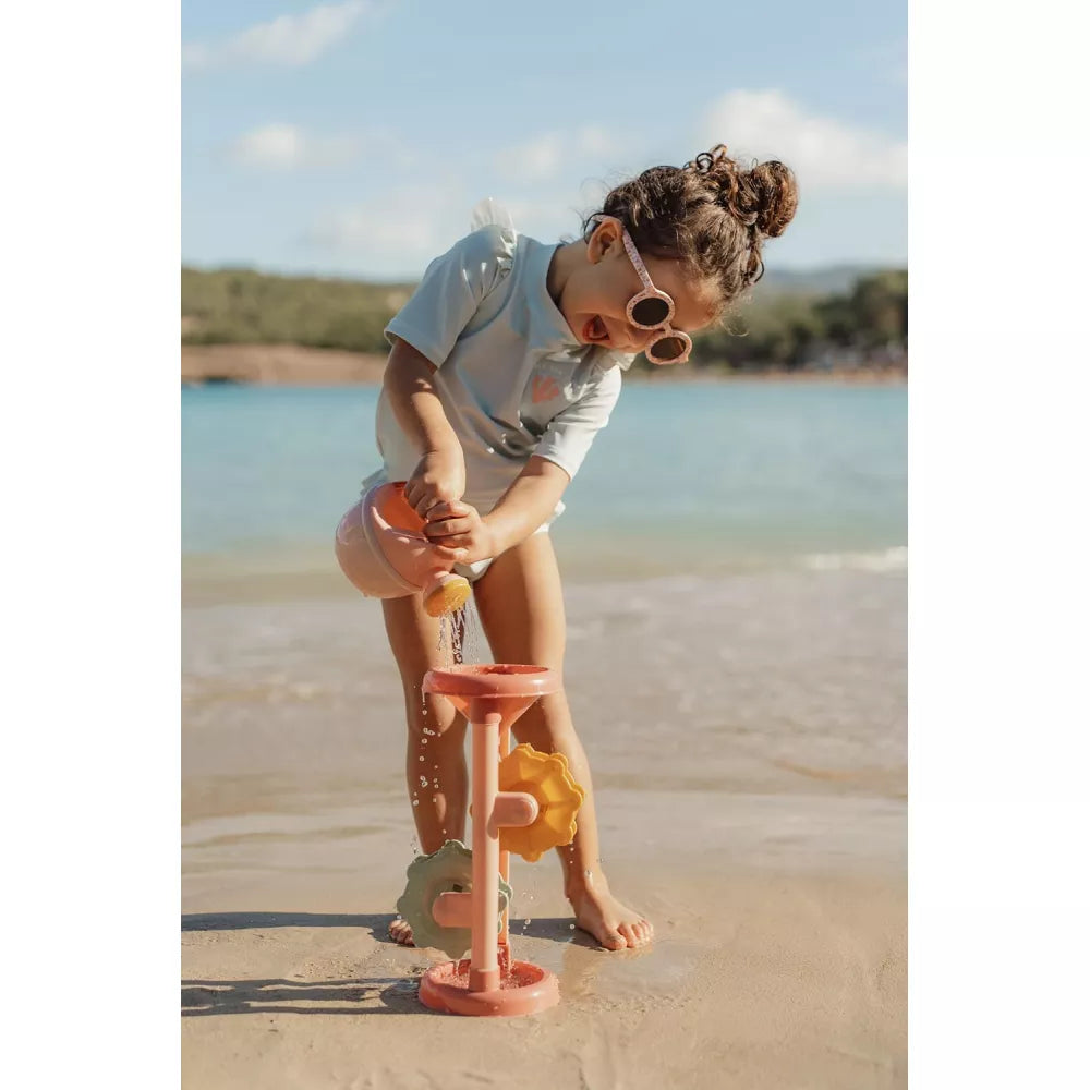 bambina che gioca con Mulino da Spiaggia Little Dutch Rosa