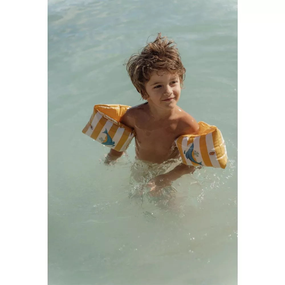 Bambino in acqua con i Braccioli Gonfiabili Little Dutch Ocean Dreams Blue