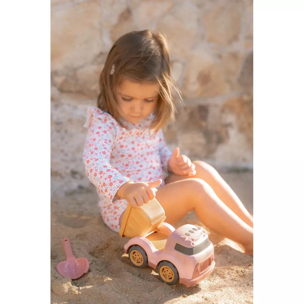 Bambina che Gioca con Camioncino Little Dutch Rosa