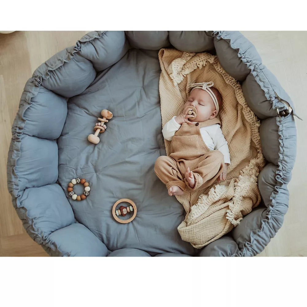 Tappeto Gioco Bloom Play&Go Dusty Blue con bambino che dorme