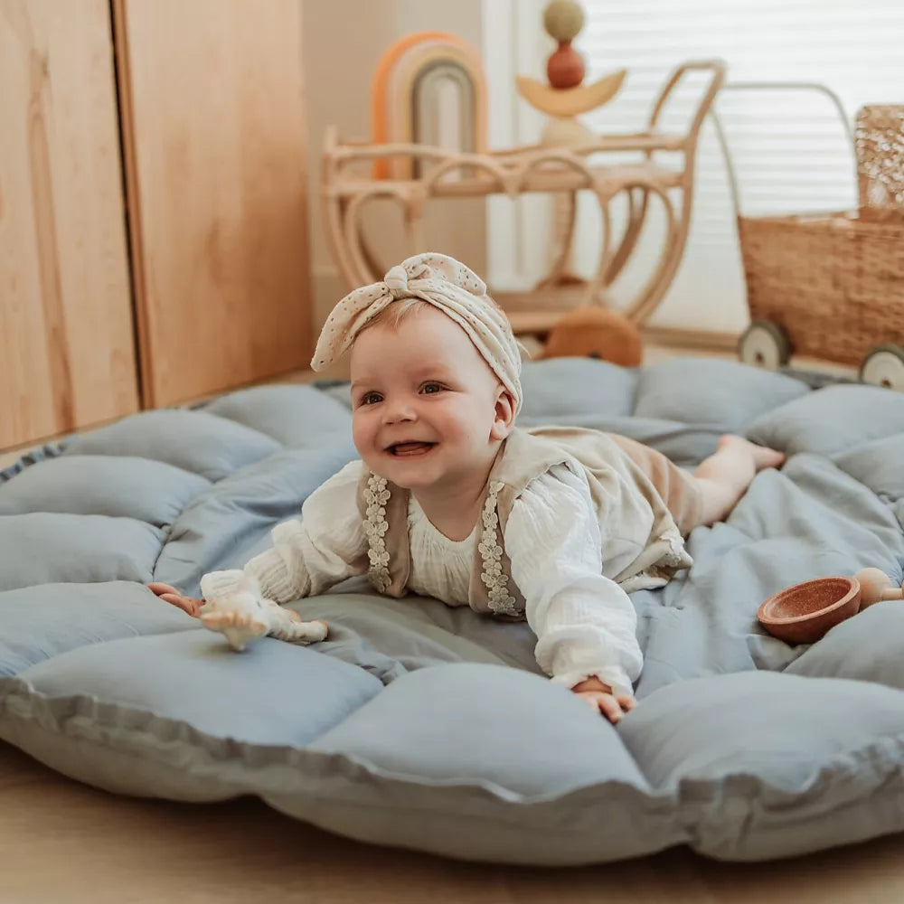 Tappeto Gioco Bloom Play&Go Dusty Blue steso con bambina